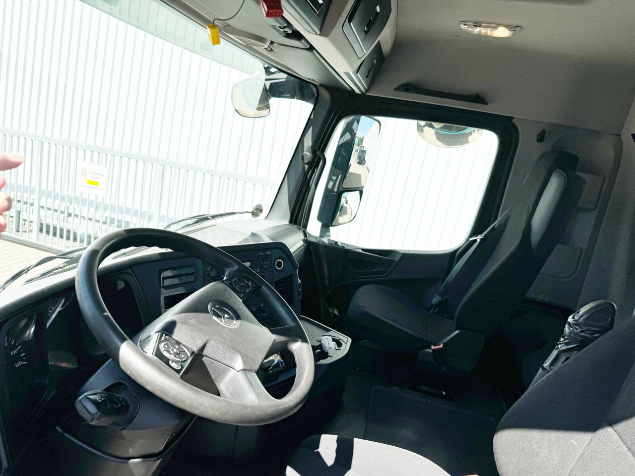 Interior photo 1: יחידת טרקטור Mercedes-Benz Arocs 3343 S 6x4 Arocs 3343 S 6x4, Full Steel, 3x Vorhanden!