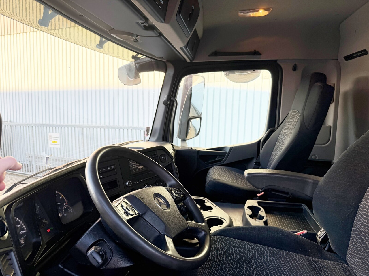 Mercedes-Benz Arocs 3351 AK 6x6 Arocs 3351 AK 6x6, Retarder, Grounder, Motorabtrieb, pneum. Heckklappenöffnung - מזהיר: תמונה 4 Mercedes-Benz Arocs 3351 AK 6x6 Arocs 3351 AK 6x6, Retarder, Grounder, Motorabtrieb, pneum. Heckklappenöffnung - מזהיר: תמונה 4