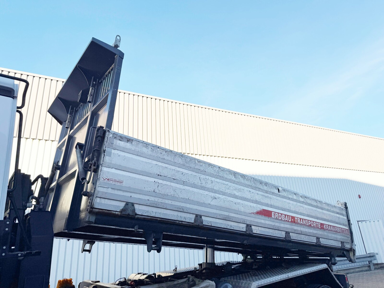 Mercedes-Benz Arocs 3351 AK 6x6 Arocs 3351 AK 6x6, Retarder, Grounder, Motorabtrieb, pneum. Heckklappenöffnung - מזהיר: תמונה 2 Mercedes-Benz Arocs 3351 AK 6x6 Arocs 3351 AK 6x6, Retarder, Grounder, Motorabtrieb, pneum. Heckklappenöffnung - מזהיר: תמונה 2