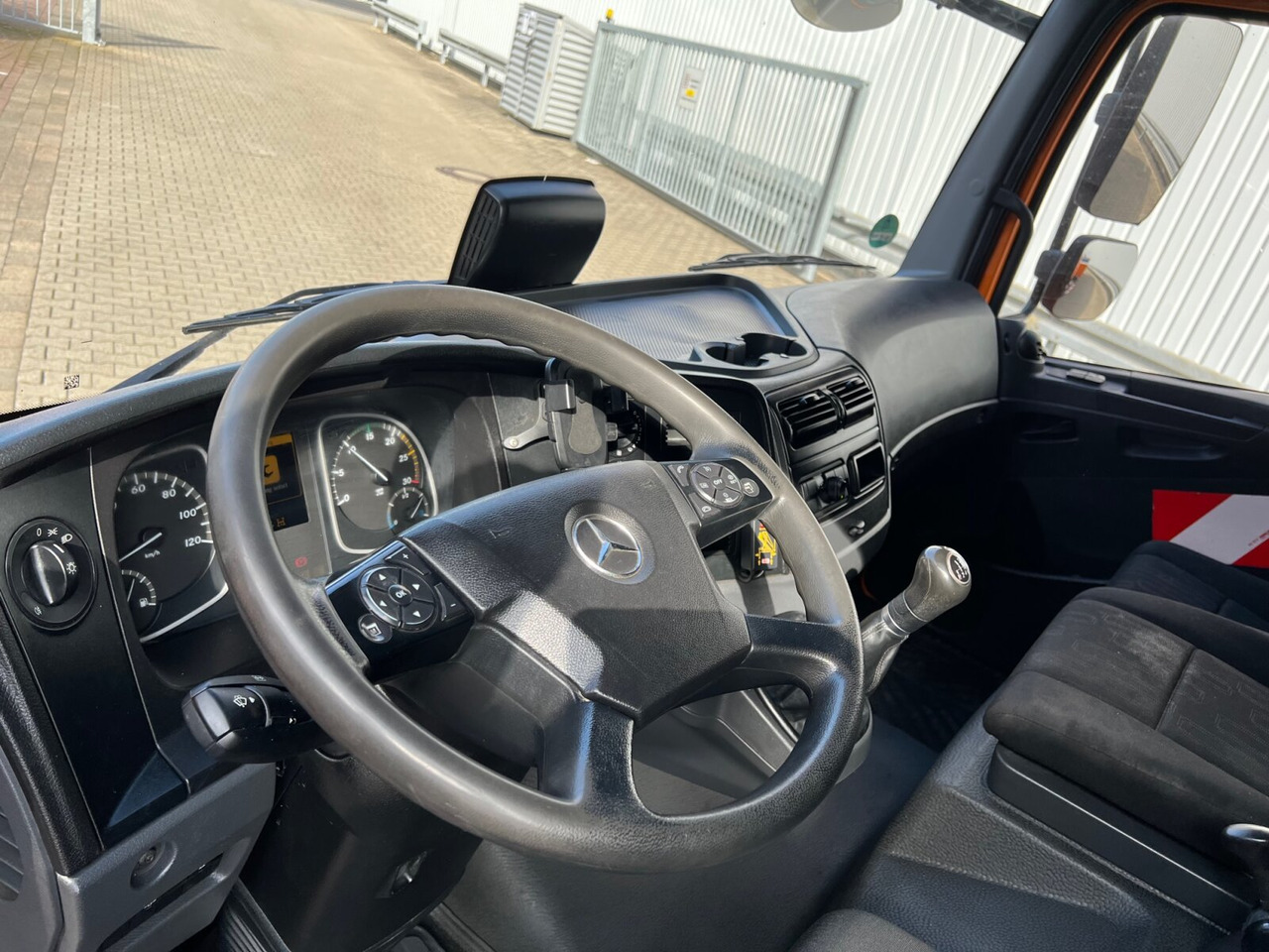 Mercedes-Benz Atego 1023 L 4x2 Atego 1023 L 4x2 mit Kran Fassi F85B.0.21 - משאית מנוף, משאית צד נופל/ שטוחה: תמונה 5 Mercedes-Benz Atego 1023 L 4x2 Atego 1023 L 4x2 mit Kran Fassi F85B.0.21 - משאית מנוף, משאית צד נופל/ שטוחה: תמונה 5