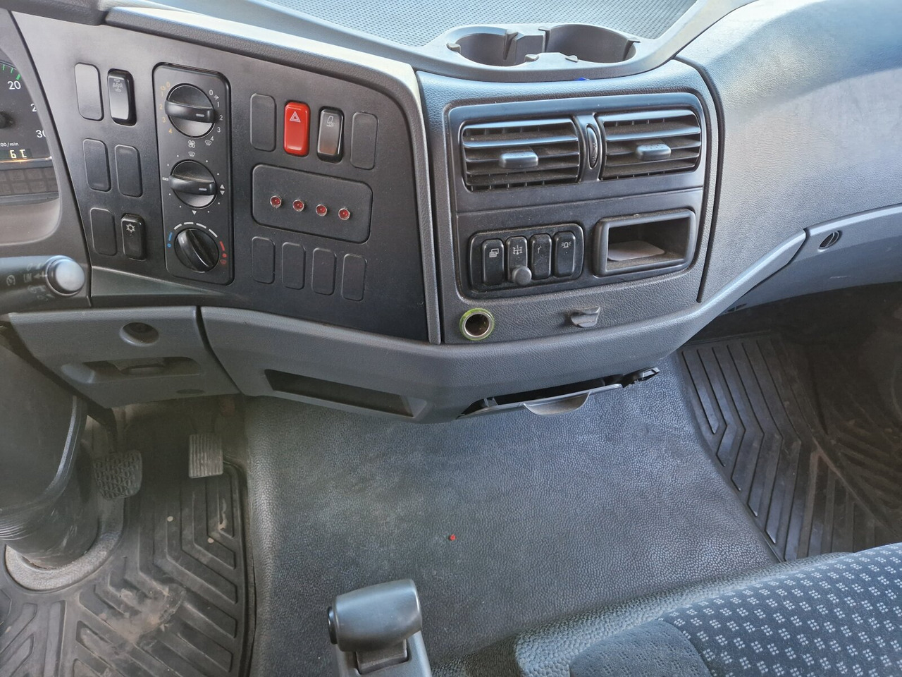 Mercedes-Benz Atego 1218 L 4x2 1218 L 4x2, Fassi Kran F 95A21 5.9m-1.545 kg, - משאית מנוף: תמונה 4 Mercedes-Benz Atego 1218 L 4x2 1218 L 4x2, Fassi Kran F 95A21 5.9m-1.545 kg, - משאית מנוף: תמונה 4
