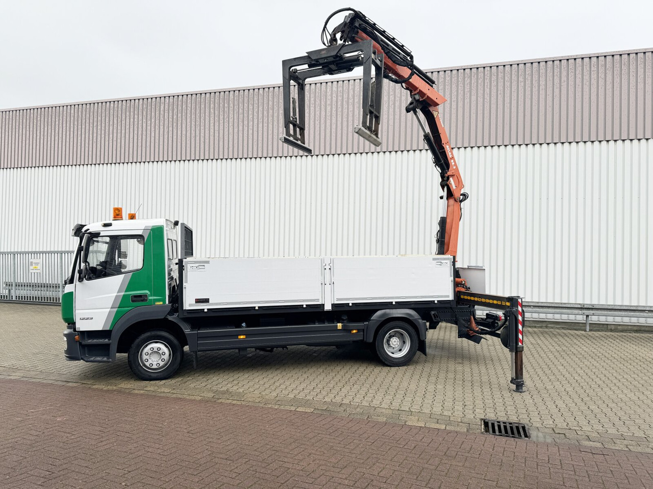 Mercedes-Benz Atego 1223 L 4x2 Atego 1223 L 4x2 mit Heckkran Atlas 88.3-A2L, Funk - משאית מנוף, משאית צד נופל/ שטוחה: תמונה 2 Mercedes-Benz Atego 1223 L 4x2 Atego 1223 L 4x2 mit Heckkran Atlas 88.3-A2L, Funk - משאית מנוף, משאית צד נופל/ שטוחה: תמונה 2