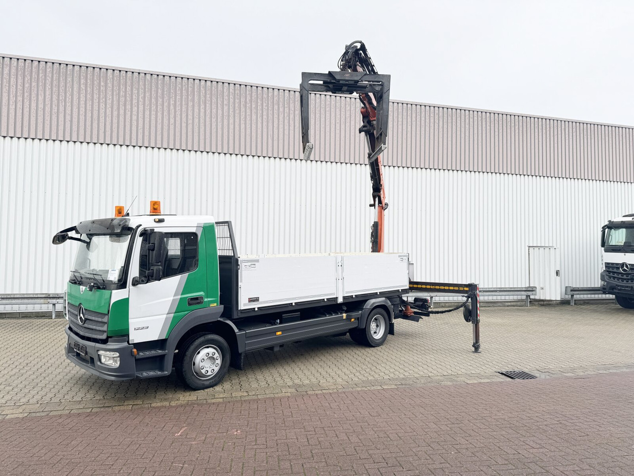 Mercedes-Benz Atego 1223 L 4x2 Atego 1223 L 4x2 mit Heckkran Atlas 88.3-A2L, Funk - משאית מנוף, משאית צד נופל/ שטוחה: תמונה 1 Mercedes-Benz Atego 1223 L 4x2 Atego 1223 L 4x2 mit Heckkran Atlas 88.3-A2L, Funk - משאית מנוף, משאית צד נופל/ שטוחה: תמונה 1