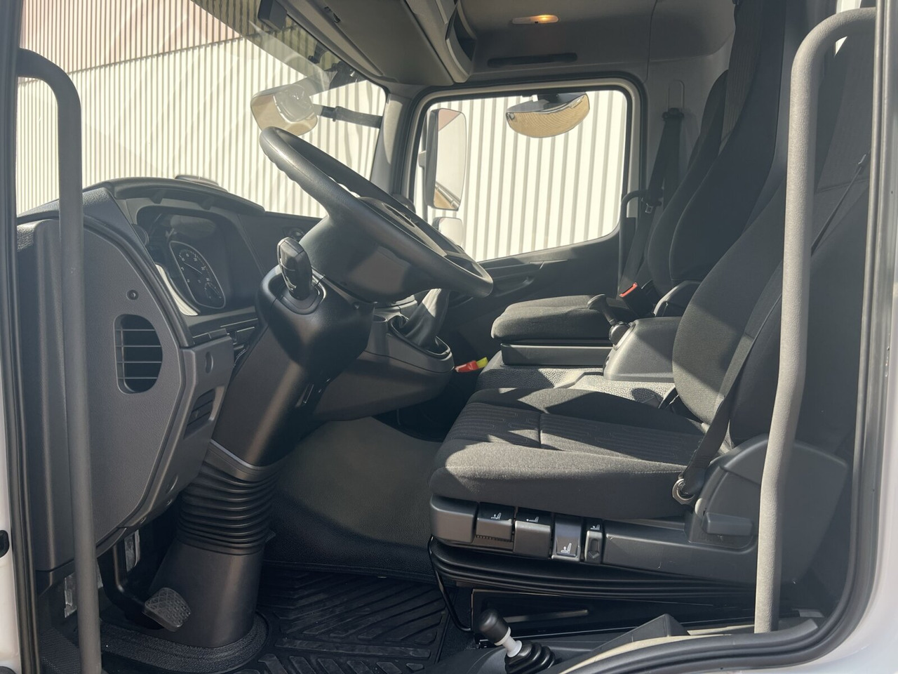 Mercedes-Benz Atego 818 K 4x2 Atego 818 K 4x2, 2x AHK, 5x VORHANDEN! - משאית עם שלדת תא: תמונה 5 Mercedes-Benz Atego 818 K 4x2 Atego 818 K 4x2, 2x AHK, 5x VORHANDEN! - משאית עם שלדת תא: תמונה 5