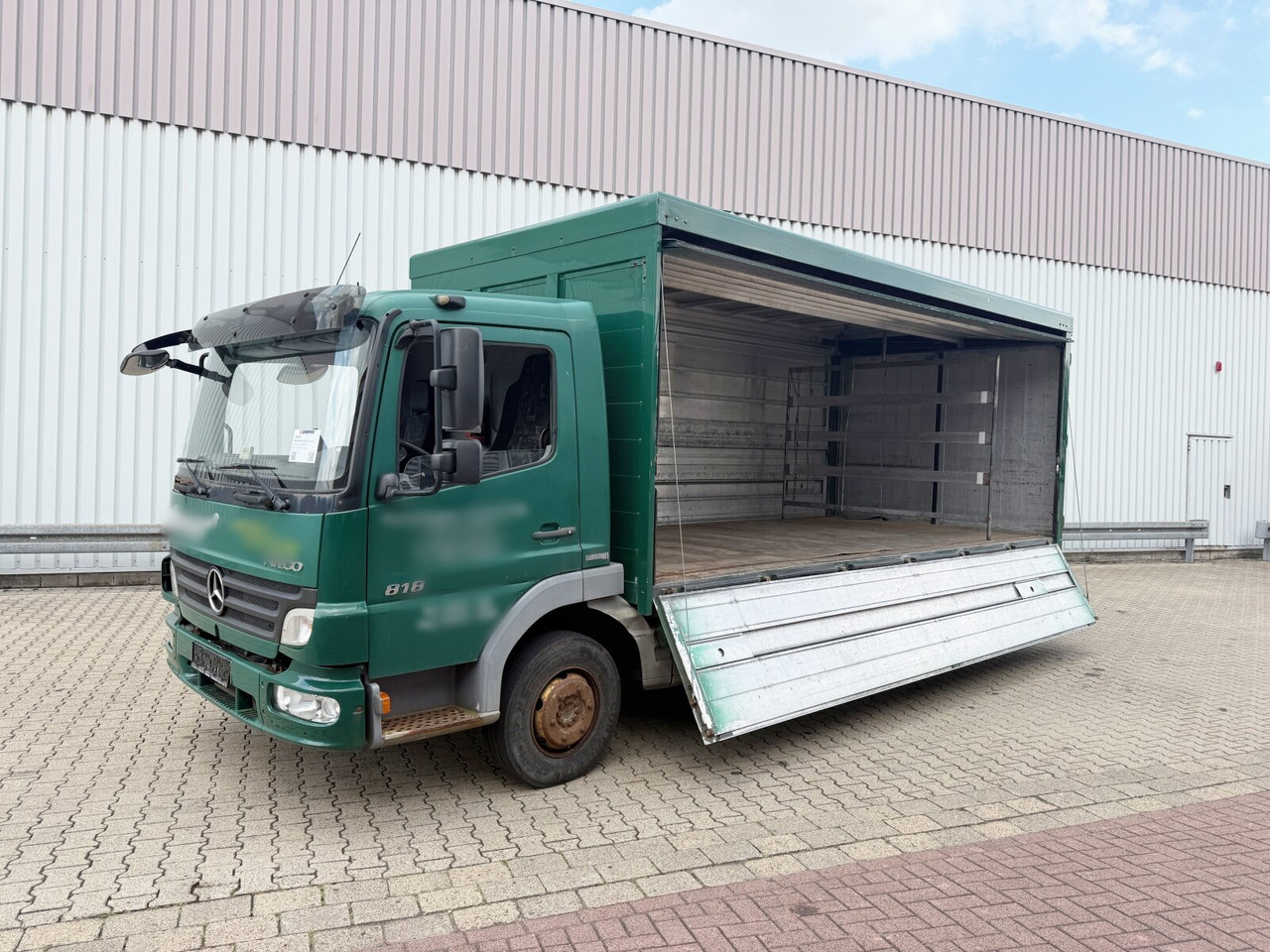 Mercedes-Benz Atego 818 L 4x2 Atego 818 L 4x2, Getränkekoffer, 2x AHK - משאית תיבה: תמונה 1 Mercedes-Benz Atego 818 L 4x2 Atego 818 L 4x2, Getränkekoffer, 2x AHK - משאית תיבה: תמונה 1