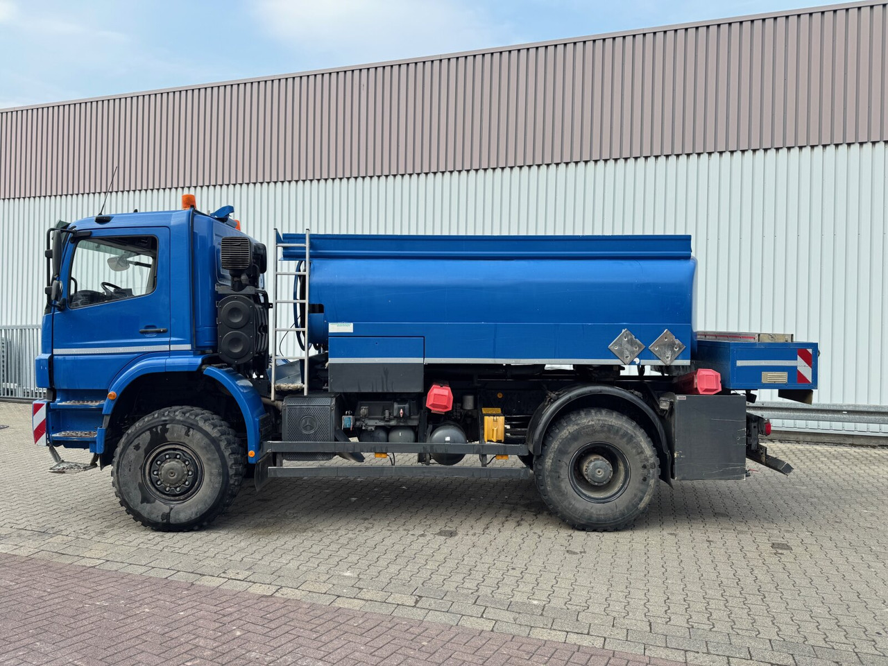 Mercedes-Benz Axor 1829 A 4x4 Axor 1829 A 4x4, Willig Tank ca. 8500l, 2 Kammern - משאית מכל: תמונה 3 Mercedes-Benz Axor 1829 A 4x4 Axor 1829 A 4x4, Willig Tank ca. 8500l, 2 Kammern - משאית מכל: תמונה 3