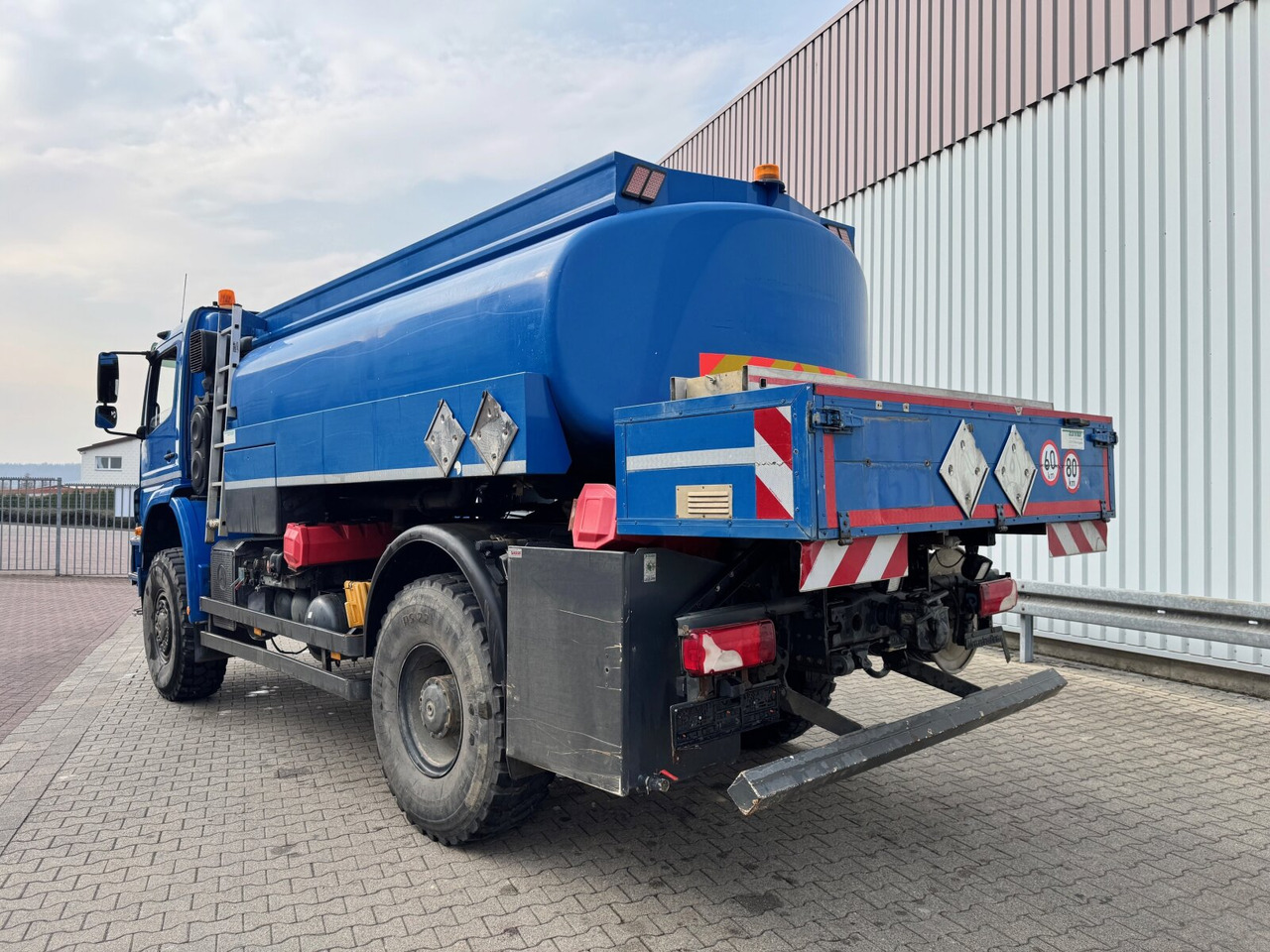 Mercedes-Benz Axor 1829 A 4x4 Axor 1829 A 4x4, Willig Tank ca. 8500l, 2 Kammern - משאית מכל: תמונה 2 Mercedes-Benz Axor 1829 A 4x4 Axor 1829 A 4x4, Willig Tank ca. 8500l, 2 Kammern - משאית מכל: תמונה 2
