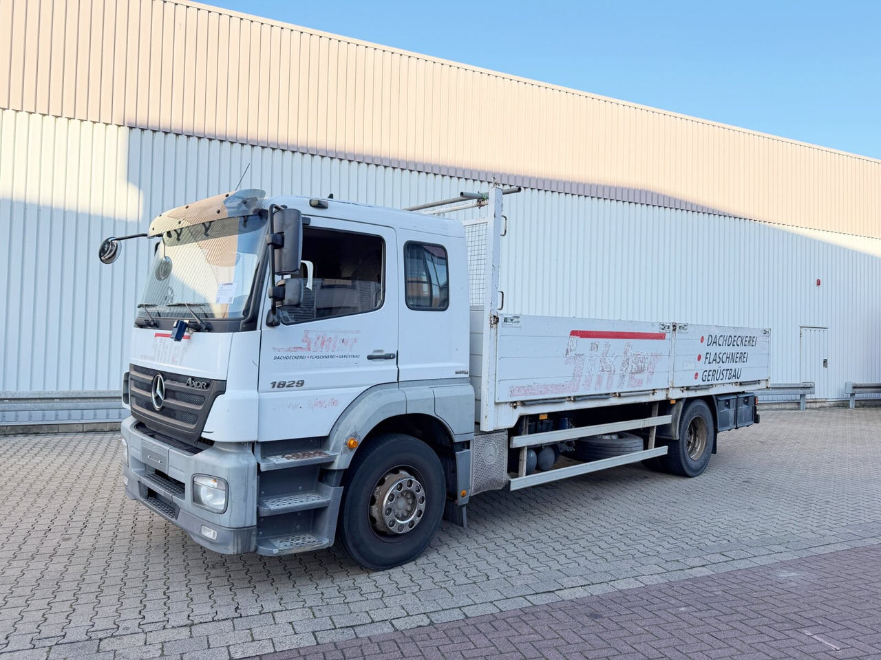 Mercedes-Benz Axor 1829 L 4x2 Axor 1829 L 4x2, 6-Sitzer - משאית צד נופל/ שטוחה: תמונה 1 Mercedes-Benz Axor 1829 L 4x2 Axor 1829 L 4x2, 6-Sitzer - משאית צד נופל/ שטוחה: תמונה 1