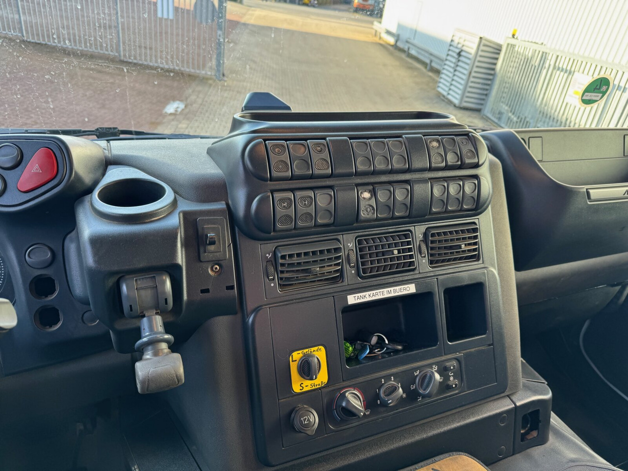 Trakker AD260T36W 6x6 Trakker AD260T36W 6x6 - מזהיר: תמונה 5 Trakker AD260T36W 6x6 Trakker AD260T36W 6x6 - מזהיר: תמונה 5