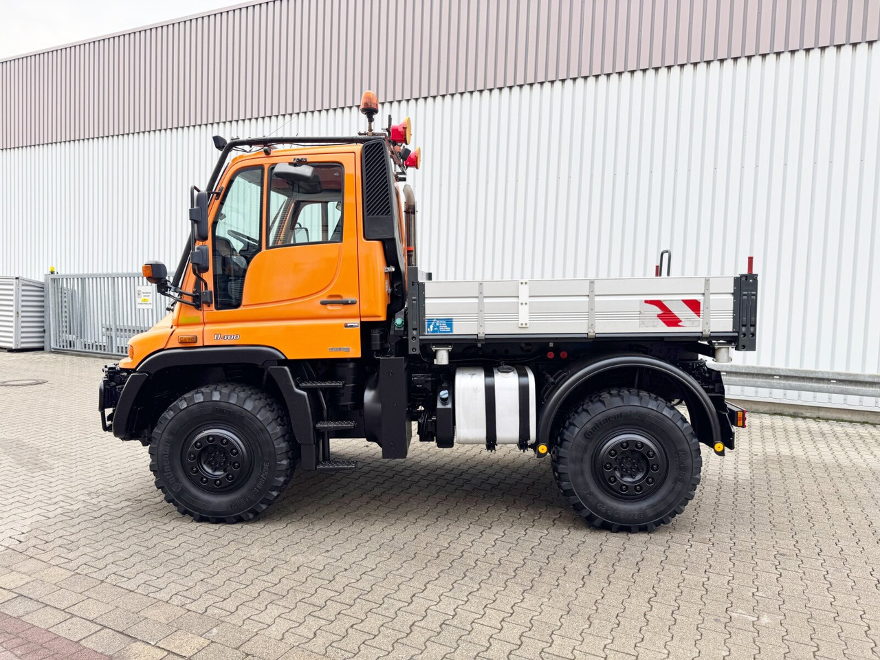 Unimog U 400 405/12 4x4 U 400 405/12 4x4, Kipper, Kommunalhydraulik, VarioPilot, Zapfwelle - כלי רכב מסחרי: תמונה 2 Unimog U 400 405/12 4x4 U 400 405/12 4x4, Kipper, Kommunalhydraulik, VarioPilot, Zapfwelle - כלי רכב מסחרי: תמונה 2