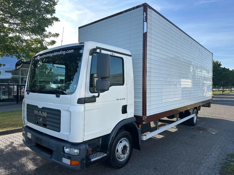 MAN TGL 12.210 MANUAL + 2000 KG LIFT + 2.60 M HIGH BIG BOX + AIRCO + SPRING / SPRING + 3 SEATS - משאית תיבה: תמונה 1 MAN TGL 12.210 MANUAL + 2000 KG LIFT + 2.60 M HIGH BIG BOX + AIRCO + SPRING / SPRING + 3 SEATS - משאית תיבה: תמונה 1