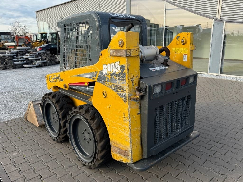 Gehl R 105 - מעמיס היגוי החלקה: תמונה 3 Gehl R 105 - מעמיס היגוי החלקה: תמונה 3