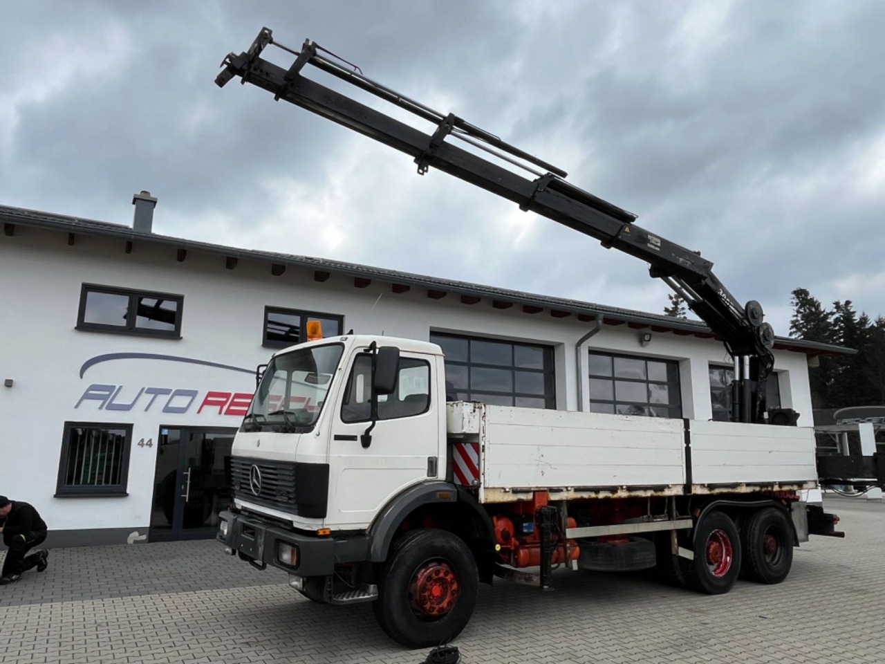 Mercedes-Benz SK 2635 6x4 V8 Pritsche mit HIAB 300-4 - משאית צד נופל/ שטוחה, משאית מנוף: תמונה 1 Mercedes-Benz SK 2635 6x4 V8 Pritsche mit HIAB 300-4 - משאית צד נופל/ שטוחה, משאית מנוף: תמונה 1