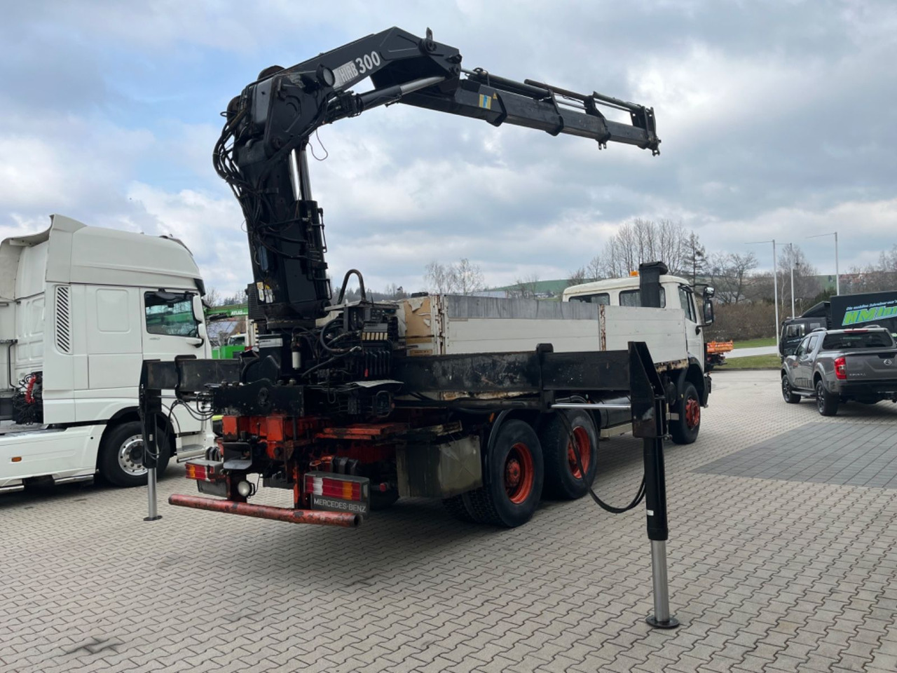 Mercedes-Benz SK 2635 6x4 V8 Pritsche mit HIAB 300-4 - משאית צד נופל/ שטוחה, משאית מנוף: תמונה 3 Mercedes-Benz SK 2635 6x4 V8 Pritsche mit HIAB 300-4 - משאית צד נופל/ שטוחה, משאית מנוף: תמונה 3
