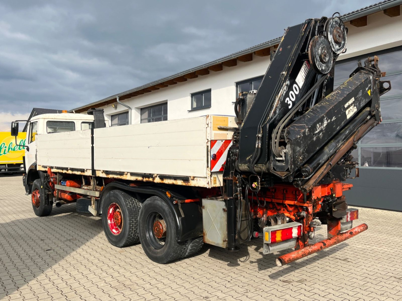 Mercedes-Benz SK 2635 6x4 V8 Pritsche mit HIAB 300-4 - משאית צד נופל/ שטוחה, משאית מנוף: תמונה 4 Mercedes-Benz SK 2635 6x4 V8 Pritsche mit HIAB 300-4 - משאית צד נופל/ שטוחה, משאית מנוף: תמונה 4