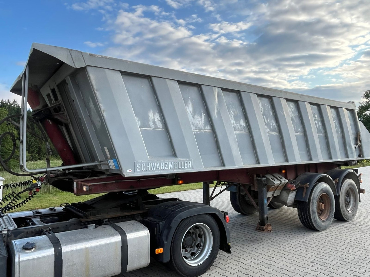 Schwarzmüller 2 Achs Alu Kippmulde Trommelbremse - סמיטריילר עם מזהיר: תמונה 2 Schwarzmüller 2 Achs Alu Kippmulde Trommelbremse - סמיטריילר עם מזהיר: תמונה 2