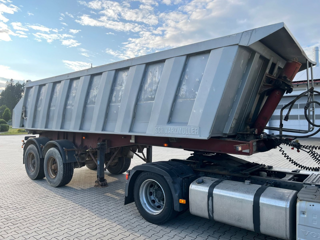 Schwarzmüller 2 Achs Alu Kippmulde Trommelbremse - סמיטריילר עם מזהיר: תמונה 1 Schwarzmüller 2 Achs Alu Kippmulde Trommelbremse - סמיטריילר עם מזהיר: תמונה 1