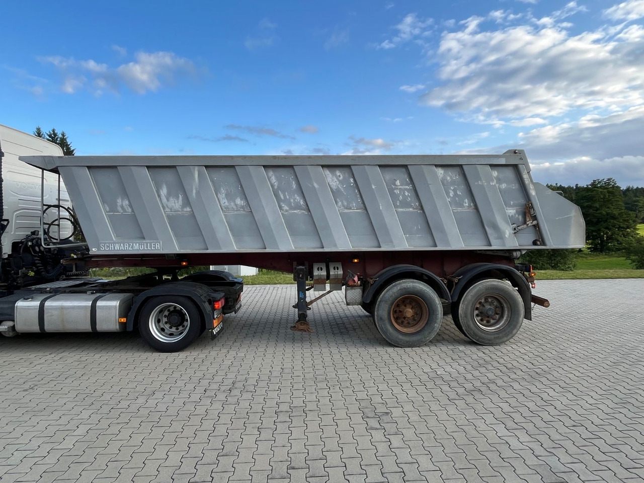 Schwarzmüller 2 Achs Alu Kippmulde Trommelbremse - סמיטריילר עם מזהיר: תמונה 3 Schwarzmüller 2 Achs Alu Kippmulde Trommelbremse - סמיטריילר עם מזהיר: תמונה 3