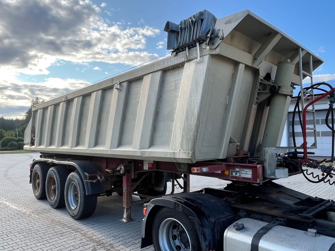 Schwarzmüller 3 Achs Alu Kippmulde Trommelbremse - סמיטריילר עם מזהיר: תמונה 1 Schwarzmüller 3 Achs Alu Kippmulde Trommelbremse - סמיטריילר עם מזהיר: תמונה 1