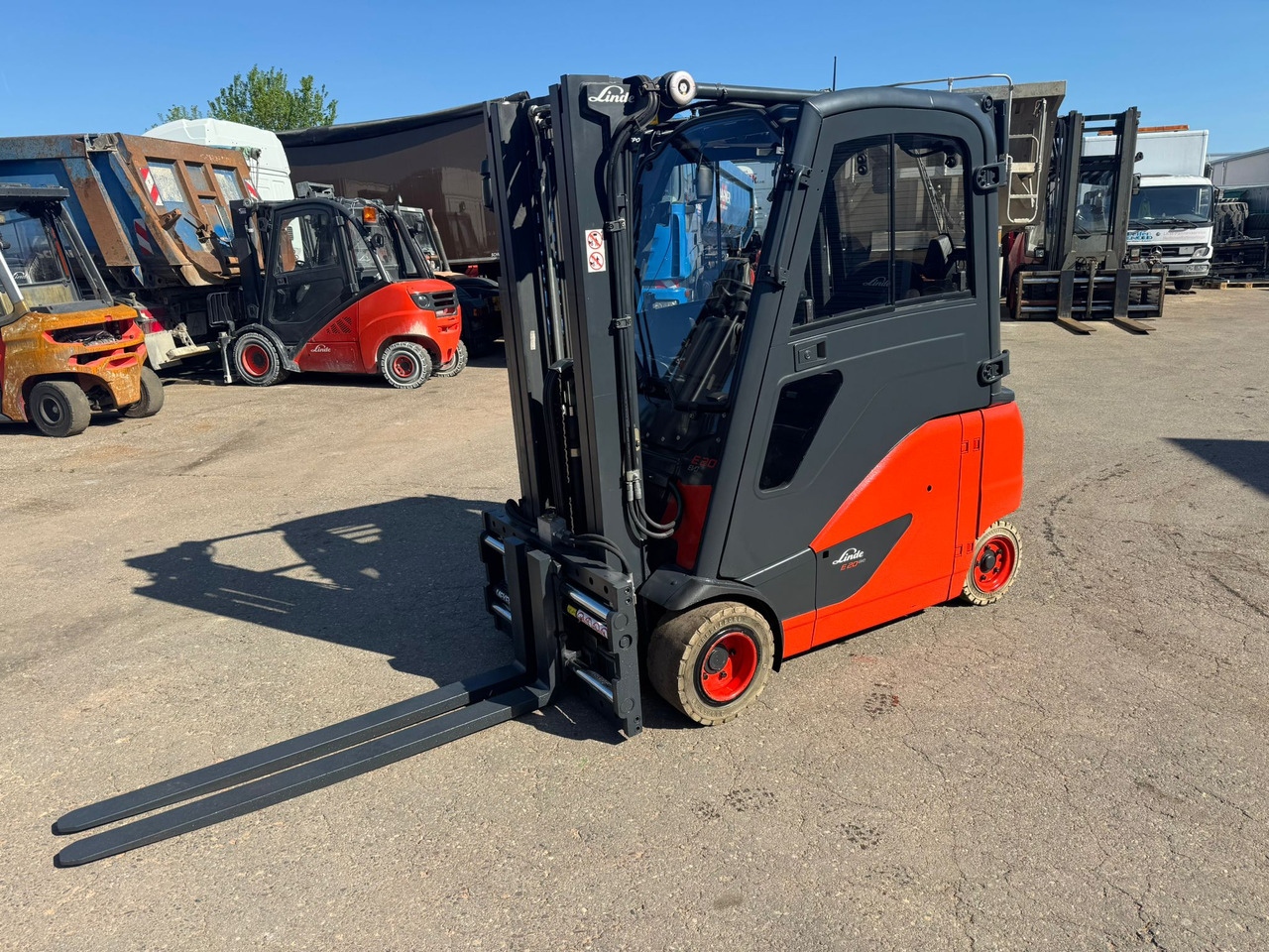 LINDE E20PHL-02 Elektro Triplex Kabine Heizung integriertes Ladegerät - מלגזה חשמלית: תמונה 1 LINDE E20PHL-02 Elektro Triplex Kabine Heizung integriertes Ladegerät - מלגזה חשמלית: תמונה 1