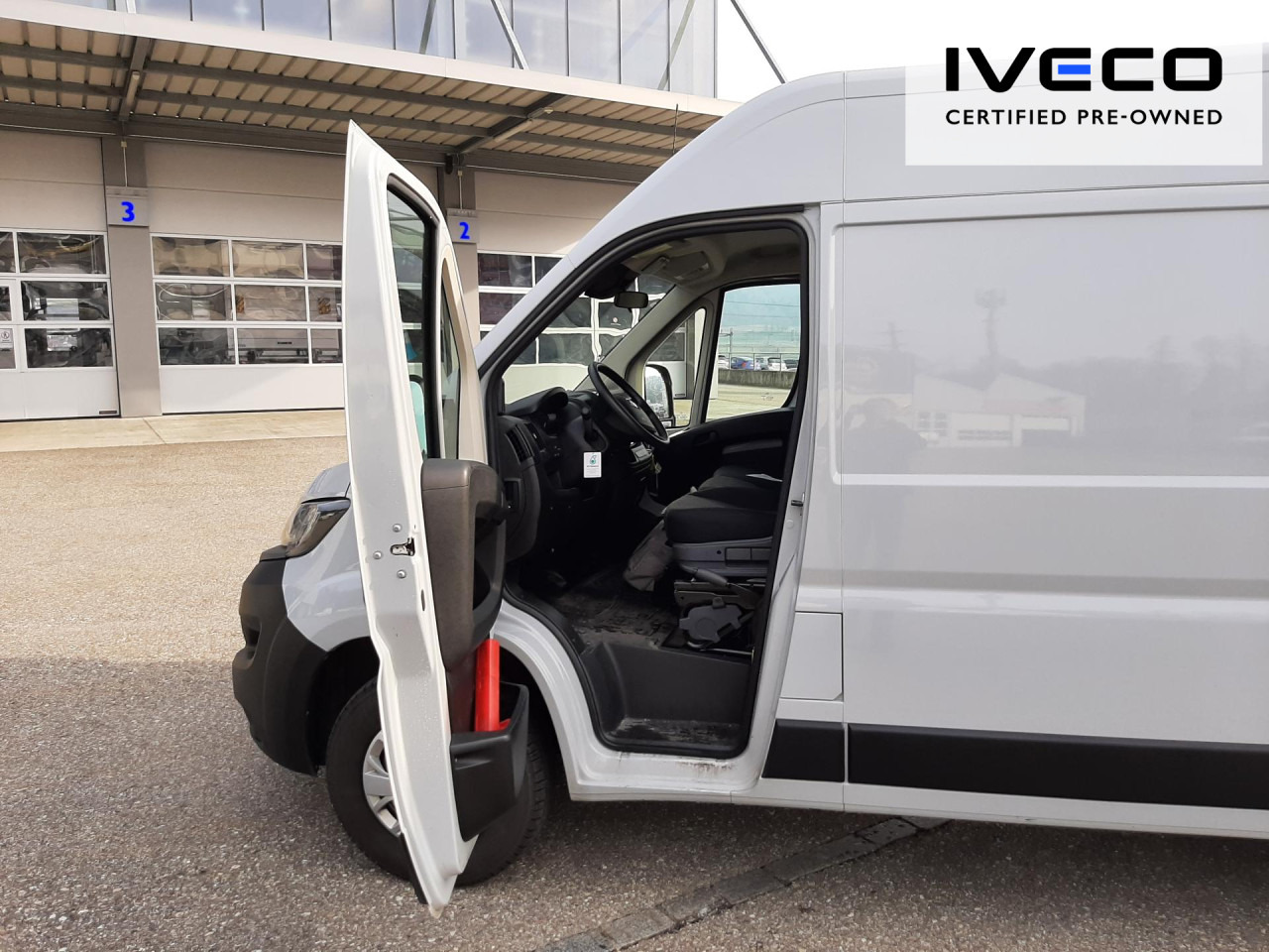 FIAT e-Ducato L2H2 teilverglast (47-kWh) - כלי רכב מסחרי עם לוח, כלי רכב מסחרי חשמלי: תמונה 2 FIAT e-Ducato L2H2 teilverglast (47-kWh) - כלי רכב מסחרי עם לוח, כלי רכב מסחרי חשמלי: תמונה 2