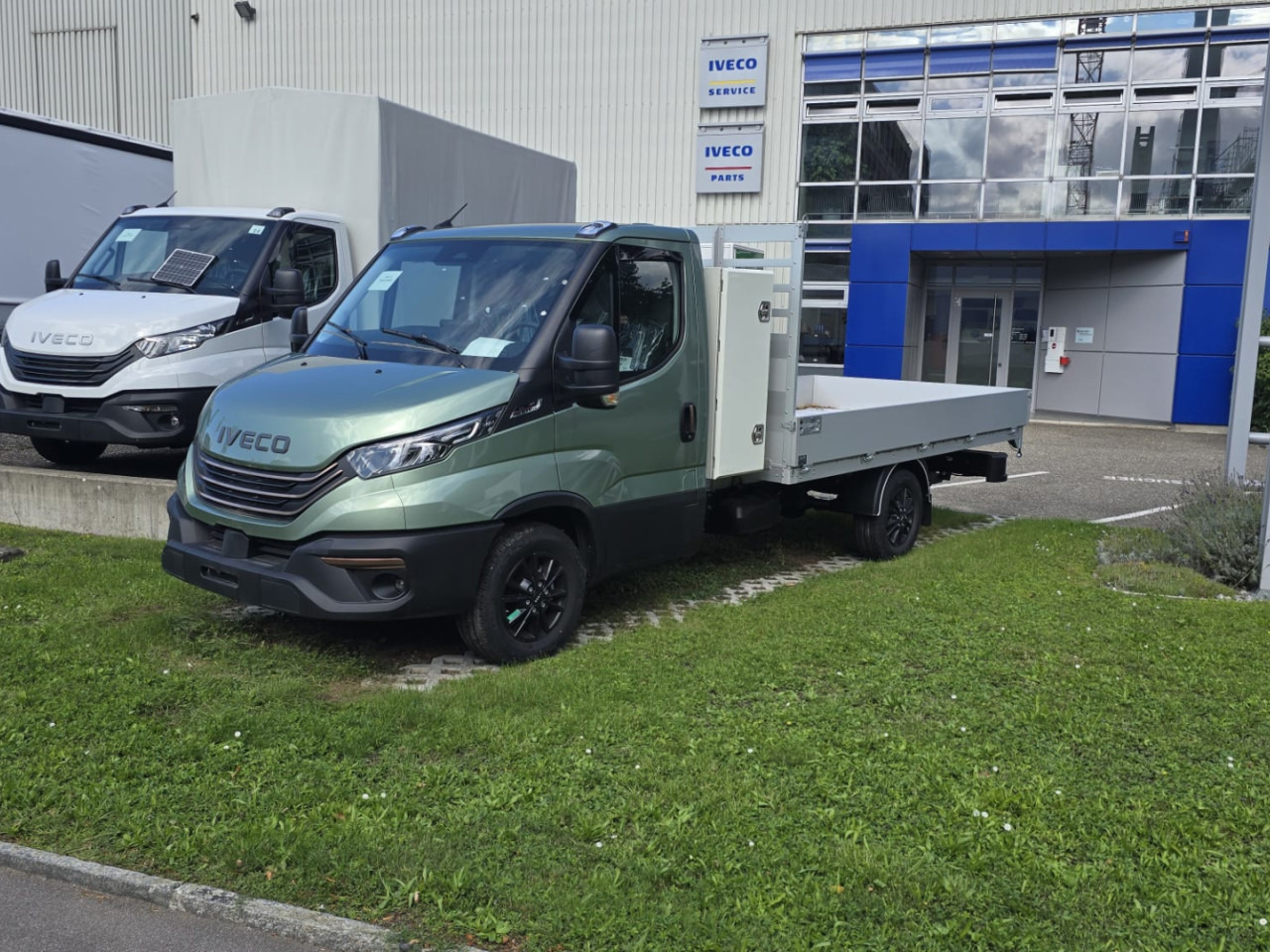IVECO 35S18HA8 Pritsche (TOP Ausstattung) - כלי רכב מסחרי במיטה שטוחה: תמונה 1 IVECO 35S18HA8 Pritsche (TOP Ausstattung) - כלי רכב מסחרי במיטה שטוחה: תמונה 1