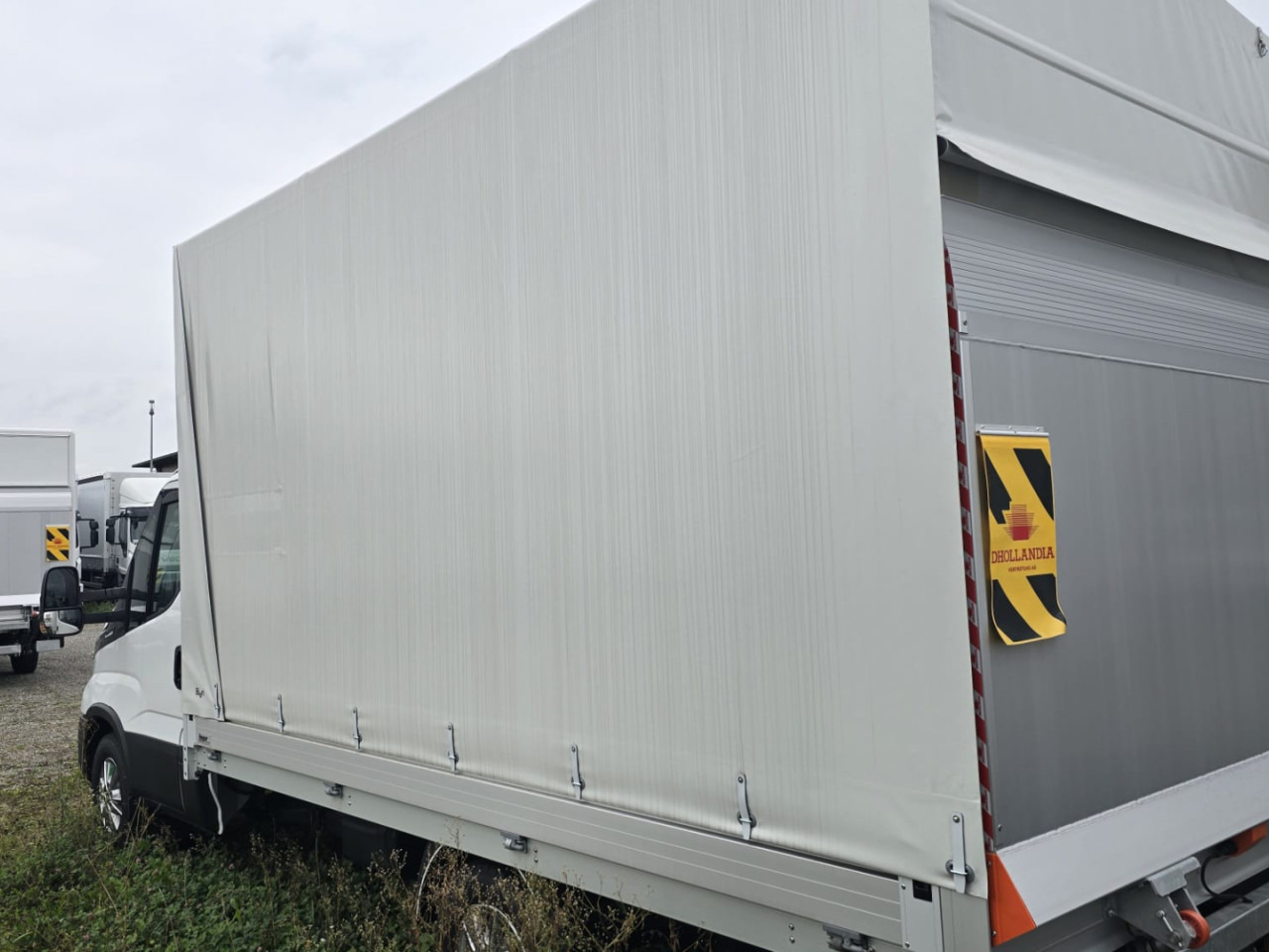 IVECO DAILY 35S18HA8 Blache mit Ladebordwand - כלי רכב מסחרי עם וילונות צד: תמונה 3 IVECO DAILY 35S18HA8 Blache mit Ladebordwand - כלי רכב מסחרי עם וילונות צד: תמונה 3