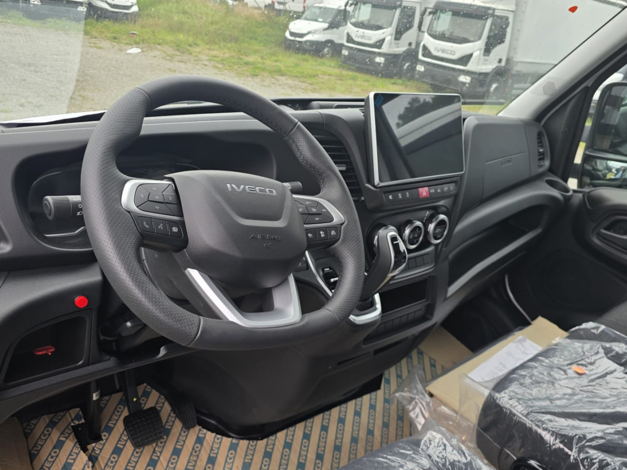 IVECO DAILY 35S18HA8 Blache mit Ladebordwand - כלי רכב מסחרי עם וילונות צד: תמונה 2 IVECO DAILY 35S18HA8 Blache mit Ladebordwand - כלי רכב מסחרי עם וילונות צד: תמונה 2