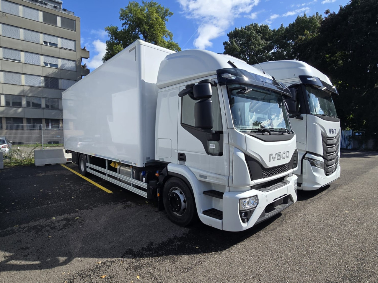 IVECO Eurocargo ML160E28/FP Koffer mit Ladebordwand - משאית תיבה: תמונה 1 IVECO Eurocargo ML160E28/FP Koffer mit Ladebordwand - משאית תיבה: תמונה 1