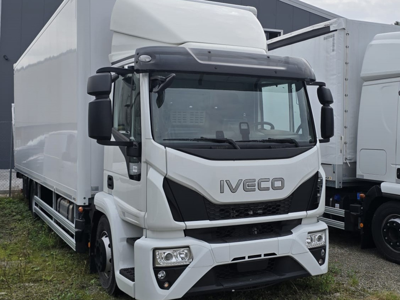 IVECO ML140E28/FP EuroCargo mit Junge Koffer und - משאית תיבה: תמונה 1 IVECO ML140E28/FP EuroCargo mit Junge Koffer und - משאית תיבה: תמונה 1