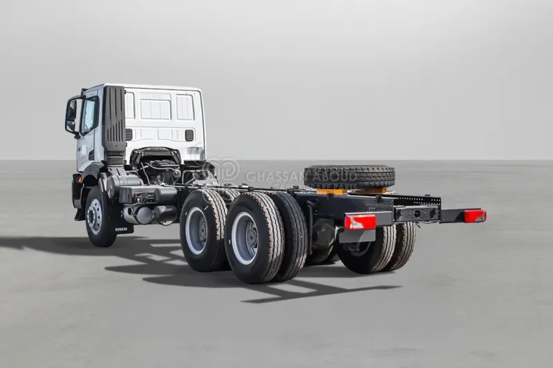 Iveco T-WAY AD380T47H 6x4 R24 Tyres Chassis - Barcelona Stock - משאית עם שלדת תא: תמונה 2 Iveco T-WAY AD380T47H 6x4 R24 Tyres Chassis - Barcelona Stock - משאית עם שלדת תא: תמונה 2