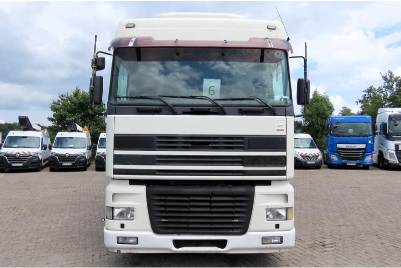DAF XF 95.430 Manual diesel injection! Manual gearbox! - משאית וילונות צד: תמונה 4 DAF XF 95.430 Manual diesel injection! Manual gearbox! - משאית וילונות צד: תמונה 4
