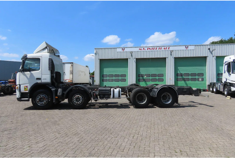 Volvo FM 12.380 8x4 FULL SPRING. 100% condition! - משאית עם שלדת תא: תמונה 2 Volvo FM 12.380 8x4 FULL SPRING. 100% condition! - משאית עם שלדת תא: תמונה 2