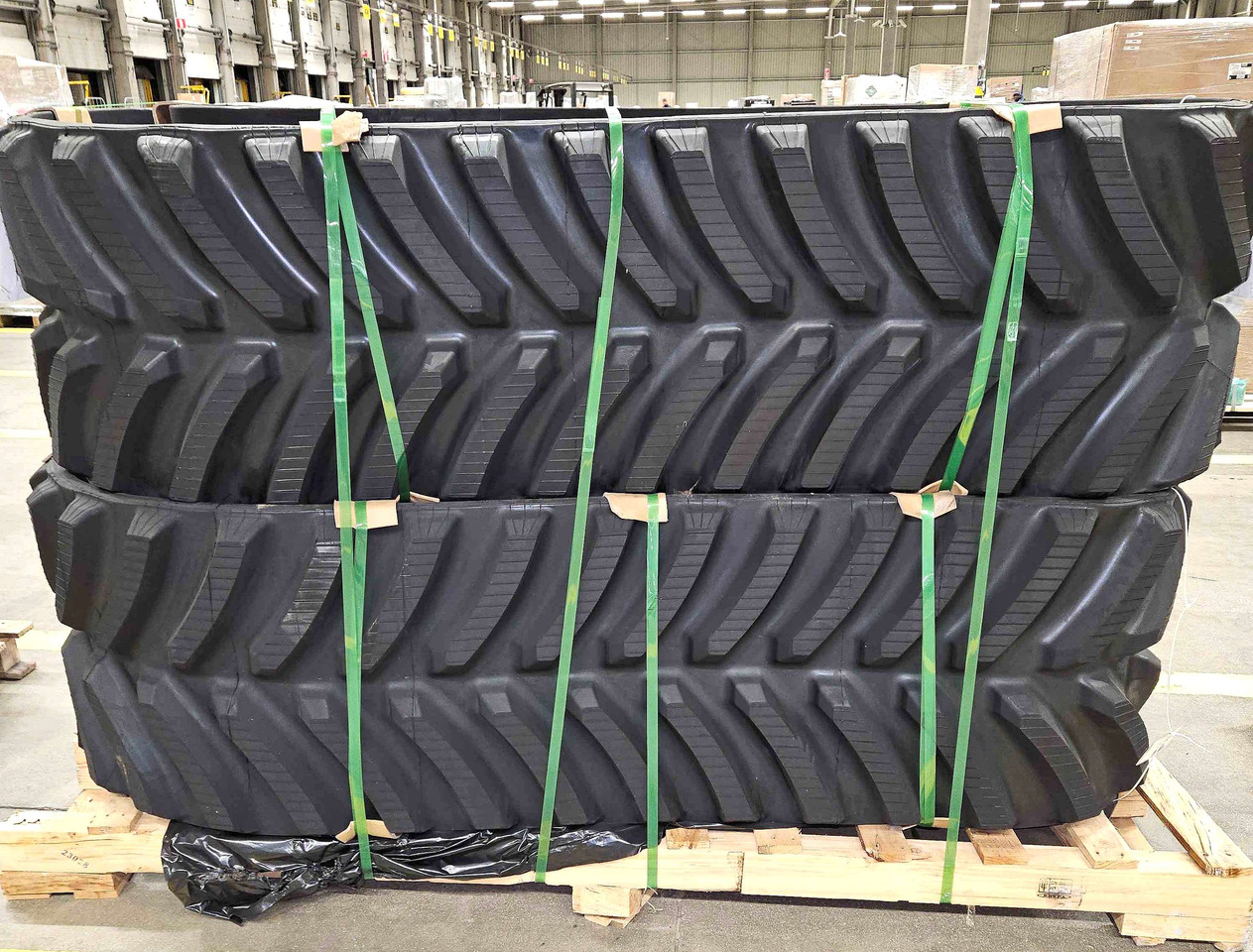 Rubber track for CNH and NH Combine 24" and 28.5" - רצועה עבור מקצרת קומבינה: תמונה 4 Rubber track for CNH and NH Combine 24" and 28.5" - רצועה עבור מקצרת קומבינה: תמונה 4