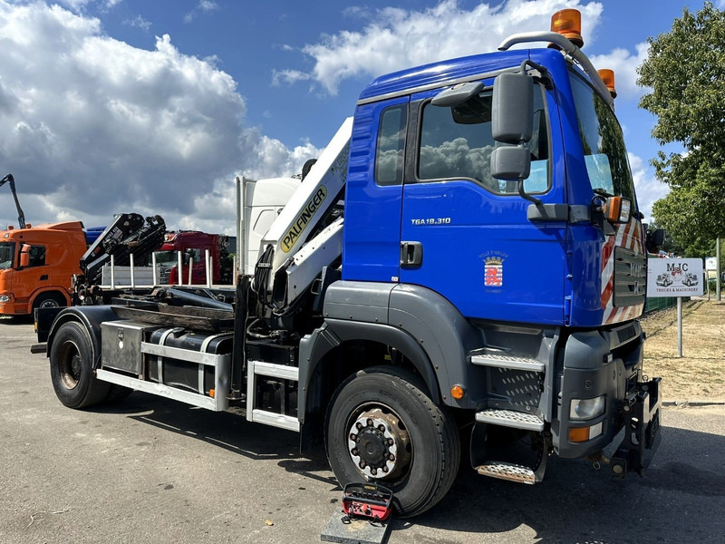 MAN TGA 18.310 4x4 HOOKLIFT + CRANE PALFINGER PK12000 - RADIO - ROTATOR - STEEL SPRING / HUB REDUCTION - MANUAL ZF - BE TRUCK - משאית הרמת וו, משאית מנוף: תמונה 2 MAN TGA 18.310 4x4 HOOKLIFT + CRANE PALFINGER PK12000 - RADIO - ROTATOR - STEEL SPRING / HUB REDUCTION - MANUAL ZF - BE TRUCK - משאית הרמת וו, משאית מנוף: תמונה 2