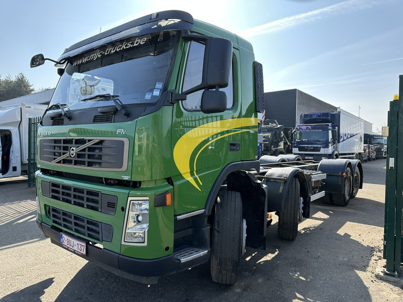 Volvo FM 340 8x2 CHASSIS (7m35) - LIFT+STEERING AXLE - MANUAL GEARBOX - EURO 3 - TÜV 05/2025 - BE TRUCK - משאית עם שלדת תא: תמונה 4 Volvo FM 340 8x2 CHASSIS (7m35) - LIFT+STEERING AXLE - MANUAL GEARBOX - EURO 3 - TÜV 05/2025 - BE TRUCK - משאית עם שלדת תא: תמונה 4