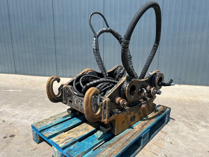 OilQuick OQ80 - 330D - 336D - 336E - 336F DB-stick - מצמד מהיר עבור מכונת בנייה: תמונה 1 OilQuick OQ80 - 330D - 336D - 336E - 336F DB-stick - מצמד מהיר עבור מכונת בנייה: תמונה 1