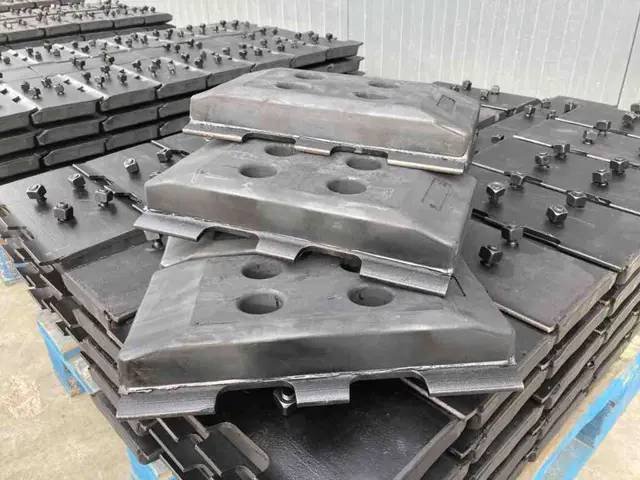 Volvo Rubber Asphalt Pads - מסגרת/ שלדה עבור מכונת בנייה: תמונה 1 Volvo Rubber Asphalt Pads - מסגרת/ שלדה עבור מכונת בנייה: תמונה 1