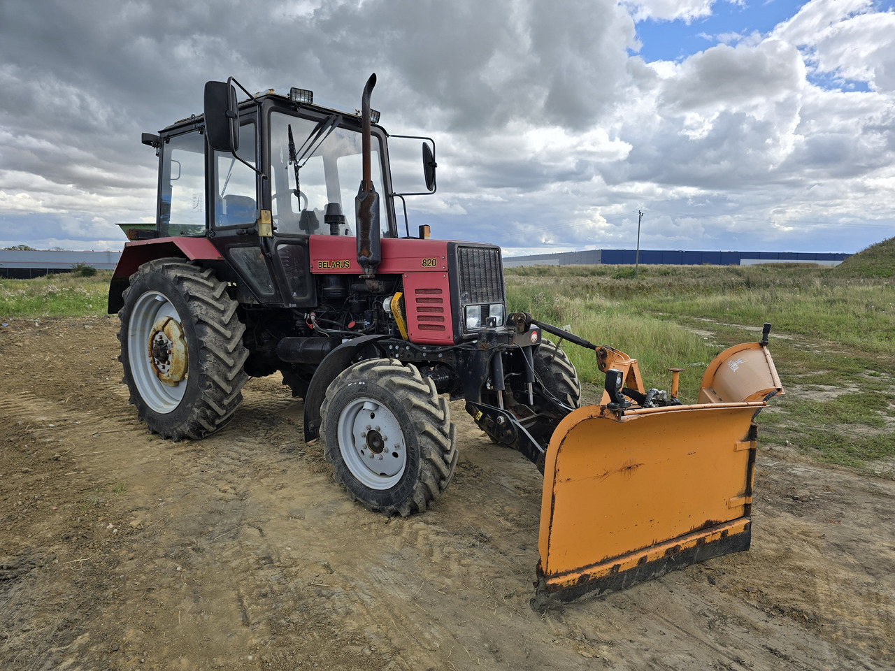 טרקטור חקלאי BELARUS 820: תמונה 1