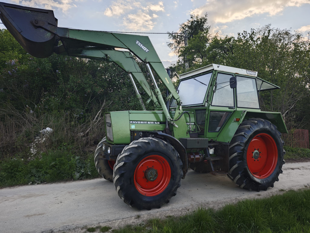 FENDT Favorit 611 LS turbomatik + TUR - טרקטור חקלאי: תמונה 1 FENDT Favorit 611 LS turbomatik + TUR - טרקטור חקלאי: תמונה 1
