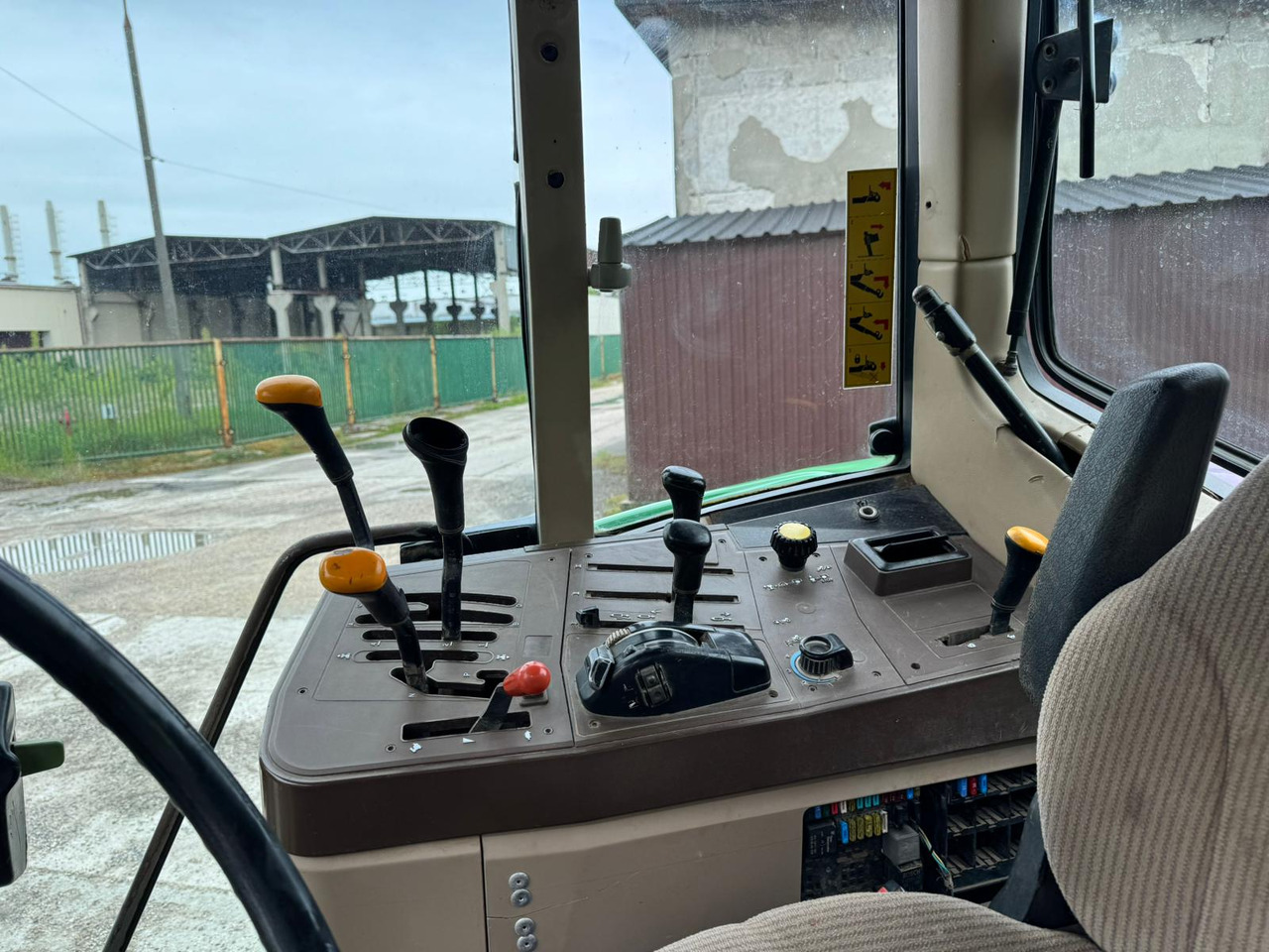 JOHN DEERE 6110 - טרקטור חקלאי: תמונה 4 JOHN DEERE 6110 - טרקטור חקלאי: תמונה 4