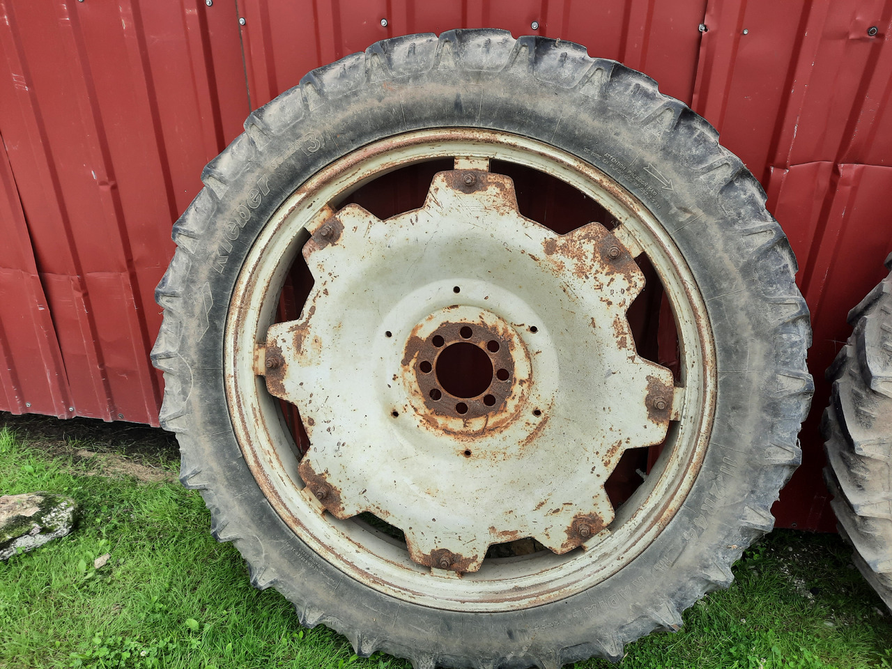 KLEBER Super 3 11.2 R44 - חבילת גלגלים וצמיגים עבור מכונה חקלאית: תמונה 3 KLEBER Super 3 11.2 R44 - חבילת גלגלים וצמיגים עבור מכונה חקלאית: תמונה 3