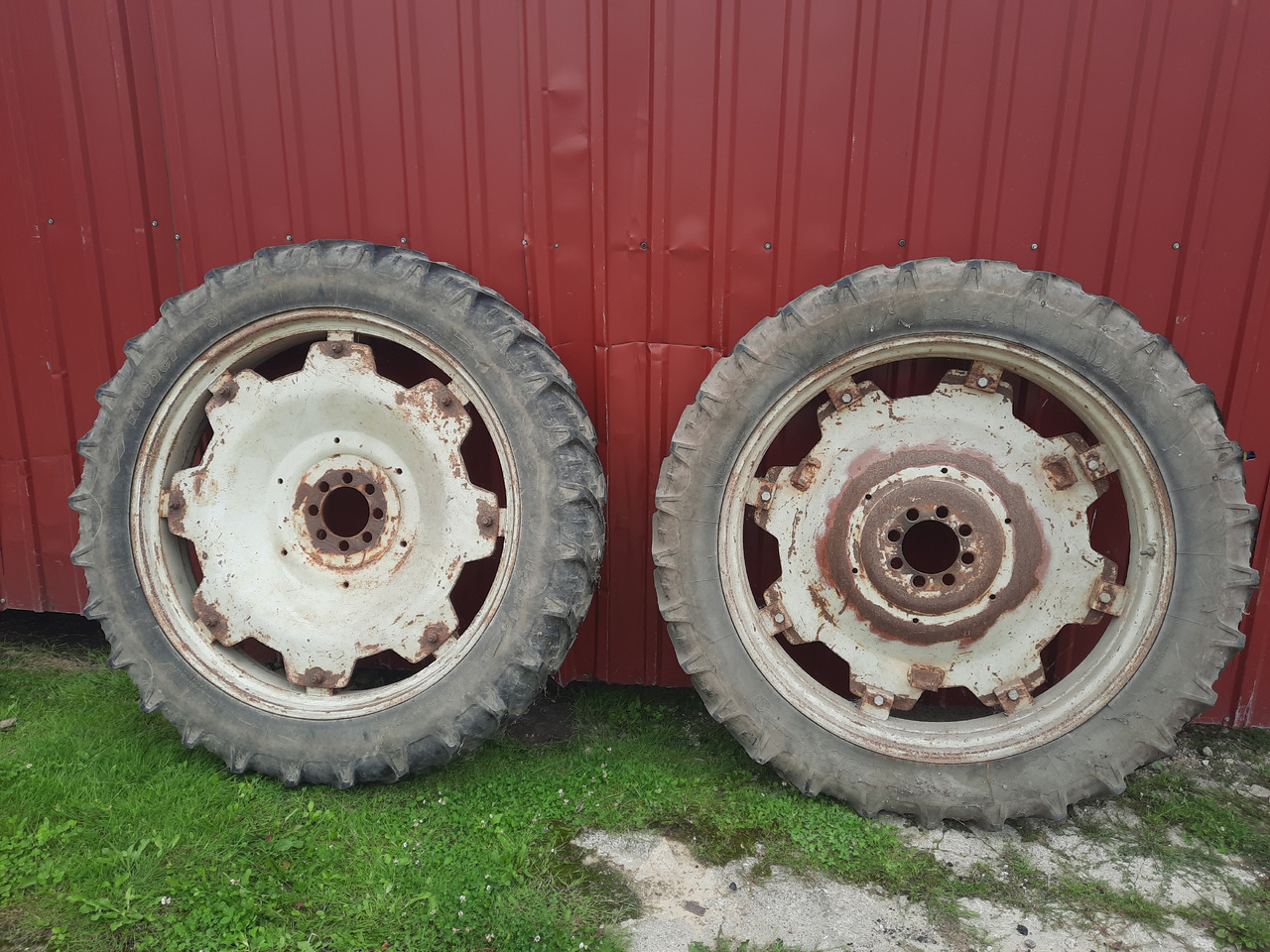 KLEBER Super 3 11.2 R44 - חבילת גלגלים וצמיגים עבור מכונה חקלאית: תמונה 2 KLEBER Super 3 11.2 R44 - חבילת גלגלים וצמיגים עבור מכונה חקלאית: תמונה 2