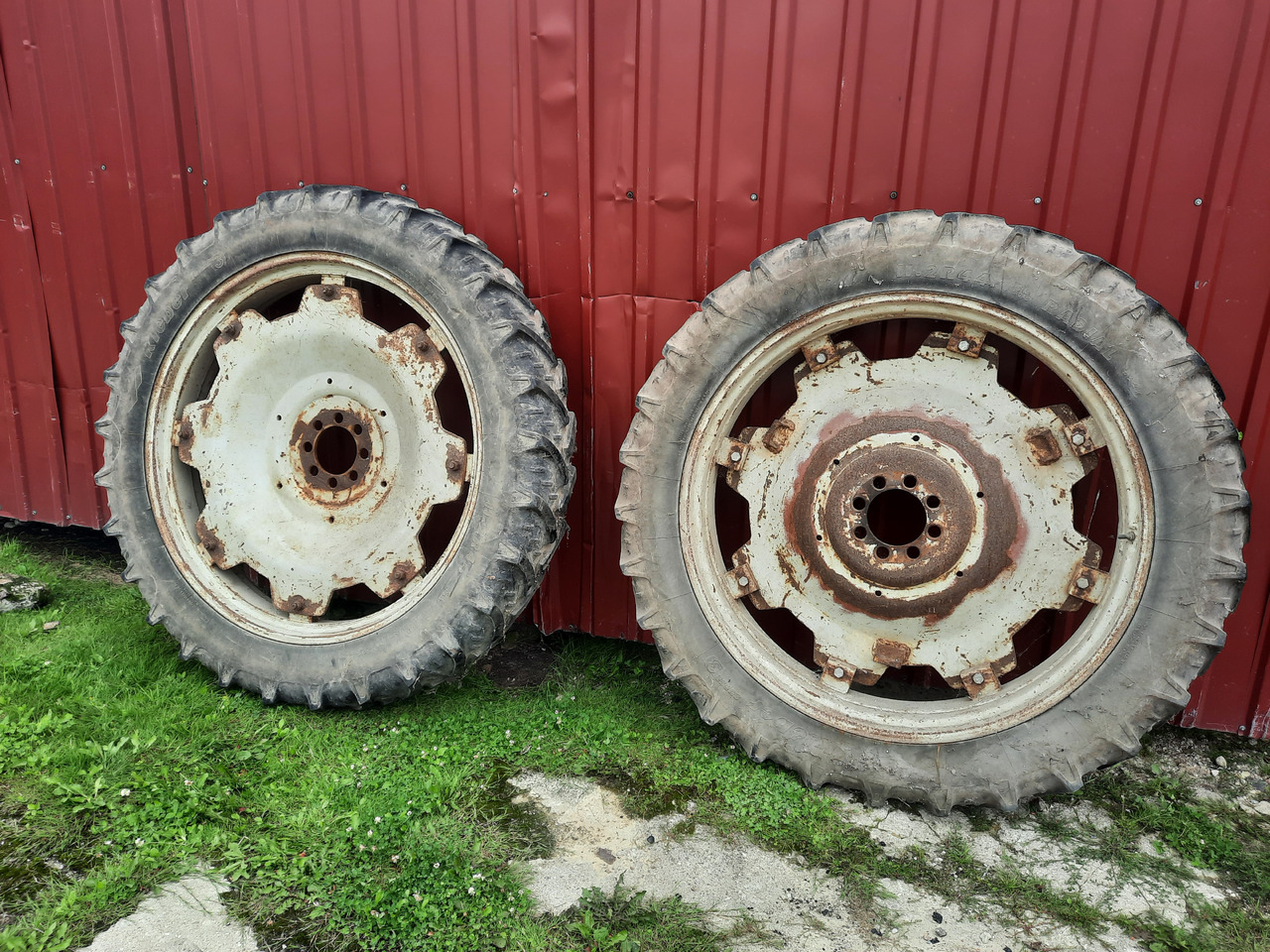 KLEBER Super 3 11.2 R44 - חבילת גלגלים וצמיגים עבור מכונה חקלאית: תמונה 2 KLEBER Super 3 11.2 R44 - חבילת גלגלים וצמיגים עבור מכונה חקלאית: תמונה 2