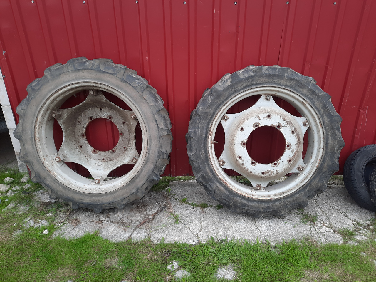 MICHELIN BIB X 9.5 R32 - חבילת גלגלים וצמיגים עבור מכונה חקלאית: תמונה 1 MICHELIN BIB X 9.5 R32 - חבילת גלגלים וצמיגים עבור מכונה חקלאית: תמונה 1