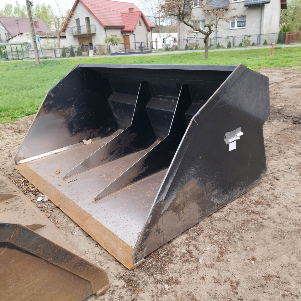 Manitou - דלי מעמיס: תמונה 2 Manitou - דלי מעמיס: תמונה 2