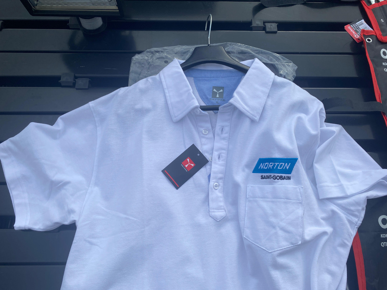 Norton, Dedra ukośnica, zestaw kluczy, lampa z czujnikiem, koszulka Polo - כלי רכב: תמונה 4 Norton, Dedra ukośnica, zestaw kluczy, lampa z czujnikiem, koszulka Polo - כלי רכב: תמונה 4