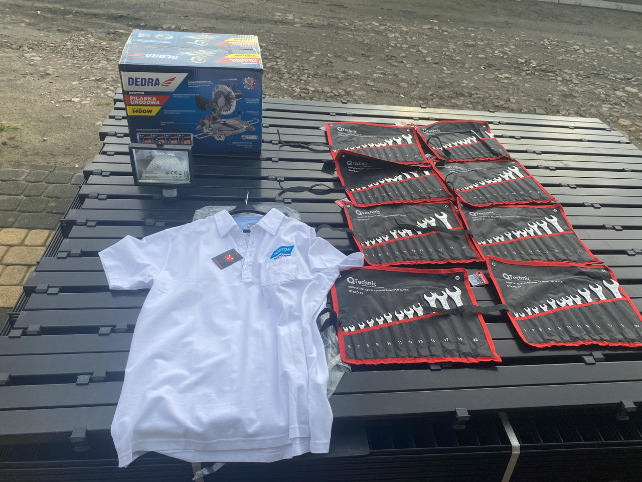 Norton, Dedra ukośnica, zestaw kluczy, lampa z czujnikiem, koszulka Polo - מכונות אחרות: תמונה 1 Norton, Dedra ukośnica, zestaw kluczy, lampa z czujnikiem, koszulka Polo - מכונות אחרות: תמונה 1