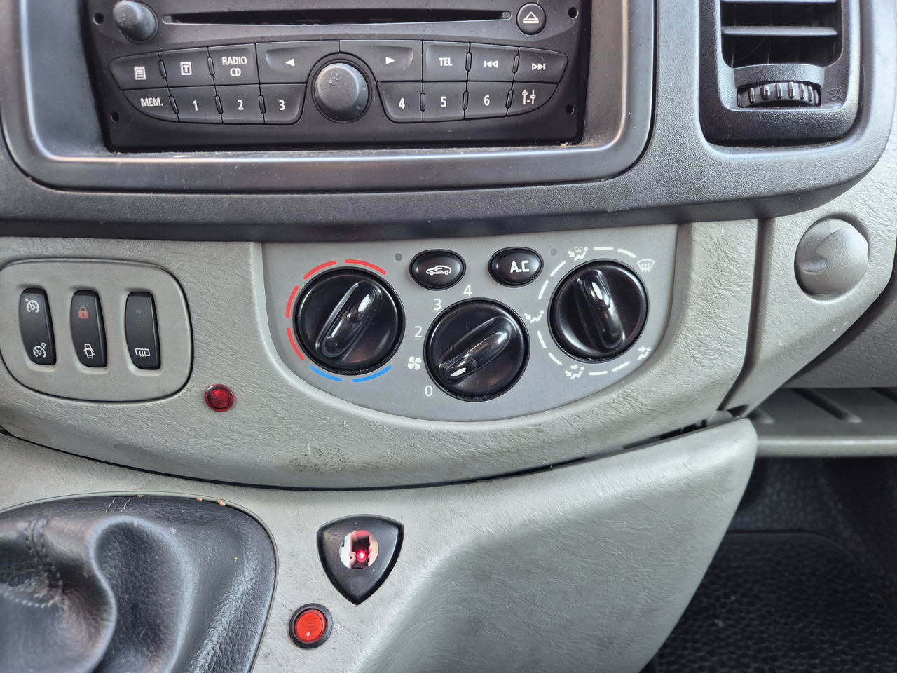 RENAULT Trafic 2.0 dCi 115 KM - אמבולנס: תמונה 5 RENAULT Trafic 2.0 dCi 115 KM - אמבולנס: תמונה 5