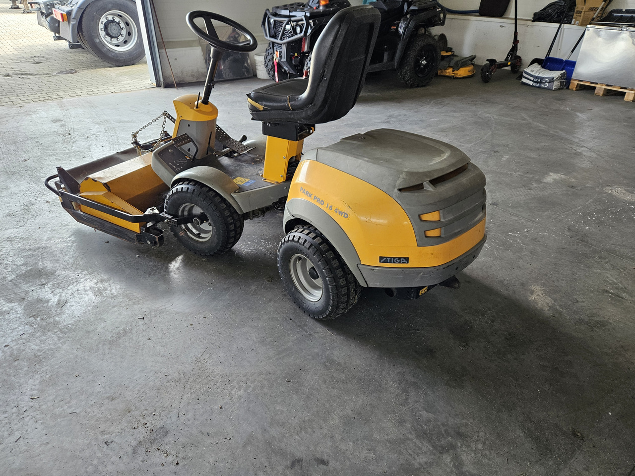 Stiga Park Pro 16 4WD - מכסחת גינה: תמונה 2 Stiga Park Pro 16 4WD - מכסחת גינה: תמונה 2